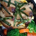 照り焼き丼、炒り玉子、ブロッコリーと人参のスープ煮